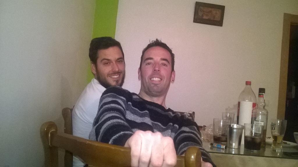 teresikaa21's tweet photo. @pacoscuro @xopi10 con estos 2tontos mu tontos viendo como hacen tonterias #hiphoperos #barriobajeros  #xopilangui http://t.co/zlt2z74INW