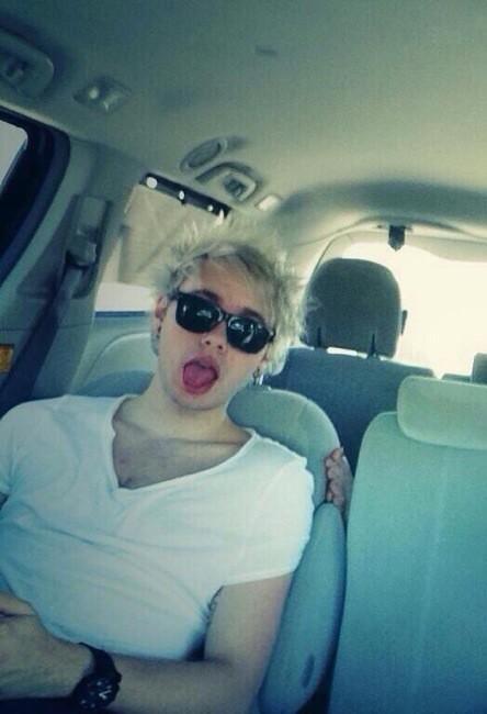 Hi, my name's Michael and I have no idea who's foot is that.. but anyways, please rt for me? 👀💋