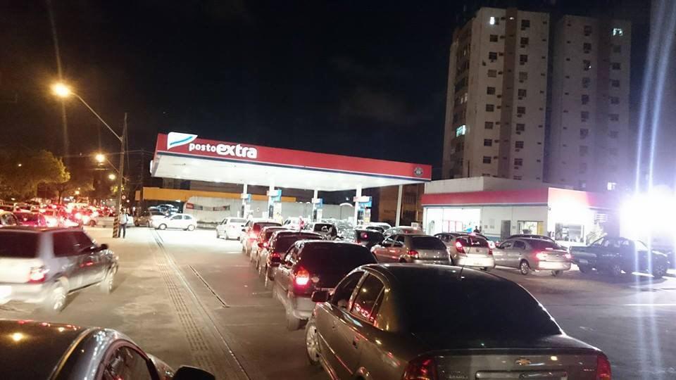 Val_Ce1's tweet image. &quot;@sembit1: Anos 90 está voltando, fila de carros em um posto de gasolina antes do aumento. http://t.co/Q9wEkzF6t2&quot;