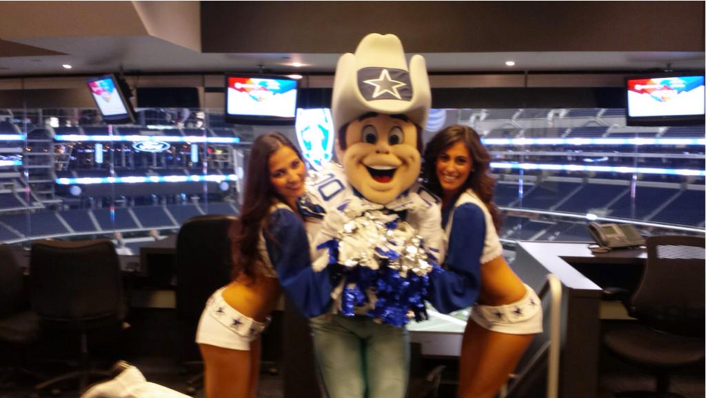 JinelleEsther's tweet photo. We love events at @ATTStadium with @RowdyCowboys! Such fun ☺️ @DCC_JessicaA http://t.co/GJG5ZwrsNz