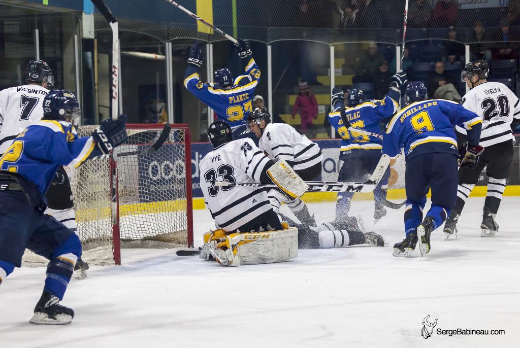 SergeBabs's tweet photo. .#Moncton @AiglesBleus @toedrag24 scores the GWG against @DalTigers. @AUS_SUA @insidetheAUS http://t.co/WHLpRiA7Pu http://t.co/1azP924xH5