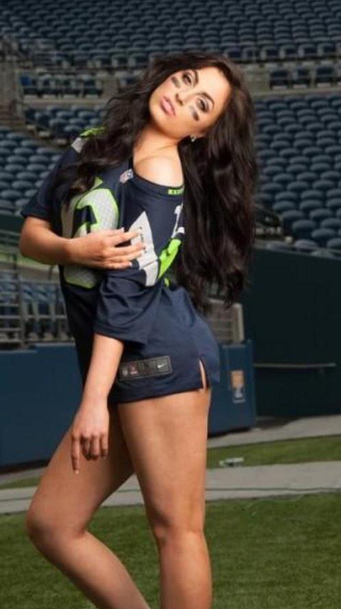 daiiyfact's tweet photo. RT FOR PATRIOTS FAVORITE FOR SEAHAWKS  🏈 http://t.co/pYg1XZo7FO