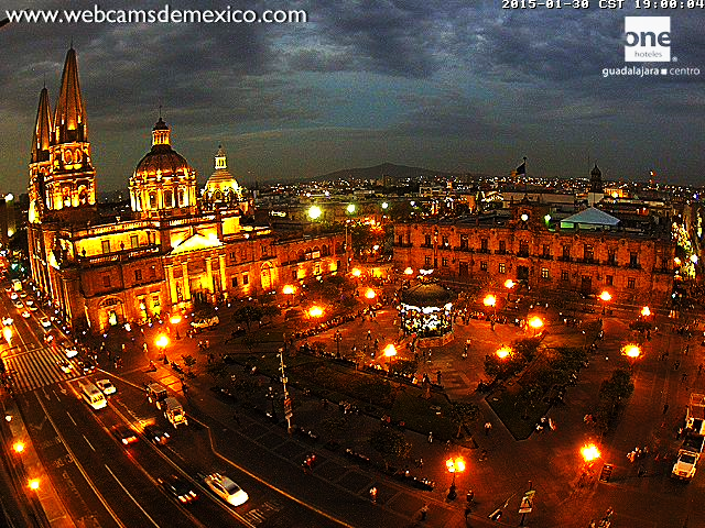 webcamsdemexico's tweet photo. Desde la nueva webcam... Imagen del anochecer de este viernes en #Guadalajara #Jalisco. Vista Plaza de Armas: http://t.co/5WtY5C4pFO