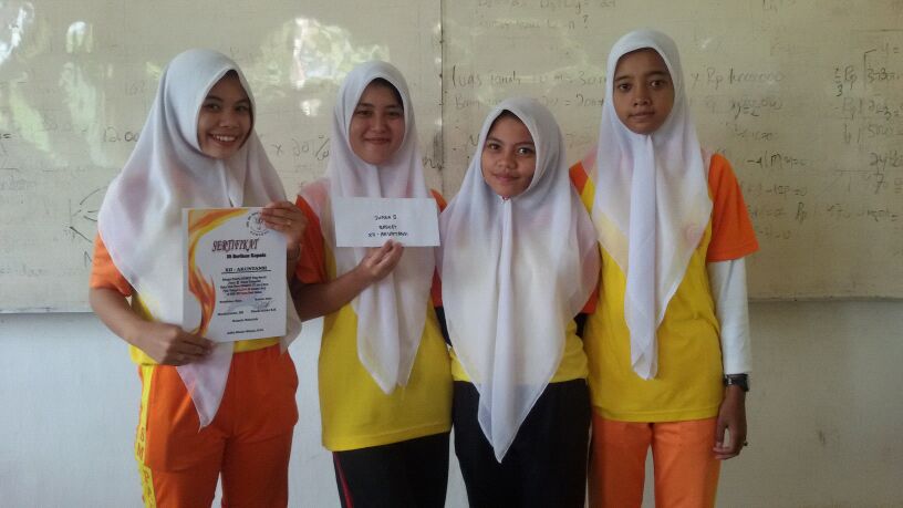 XIIaccountingg_'s tweet photo. Juara II basket @kikyolandalva @likafatmadiana3 @Riska_Syahliani @BellaPra maharani... http://t.co/Z7WvTMJLi0