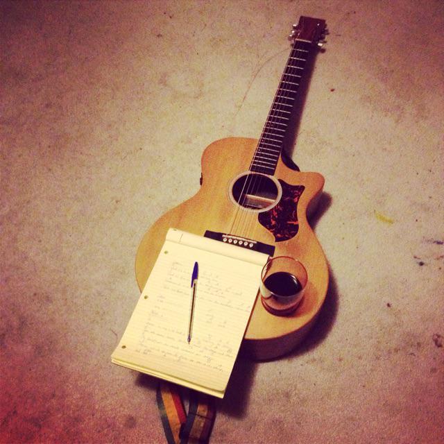 Creating... #fridaynightsesh #lifeofasongwriter #redwine #StellaRose 🎶📝🎼🎸🌹🍷