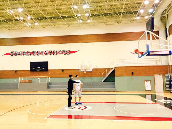 HelloHALO_'s tweet photo. [리더정영훈] 아침에 인났는데 인행이가 없어서 그 3초동안 심장이멈추고 식은땀이 흐르고 수만가지 변명을 생각해놨지만 금세 농구연습간걸 알고 다시 누웠지 후후 http://t.co/FXbFcwoFT7