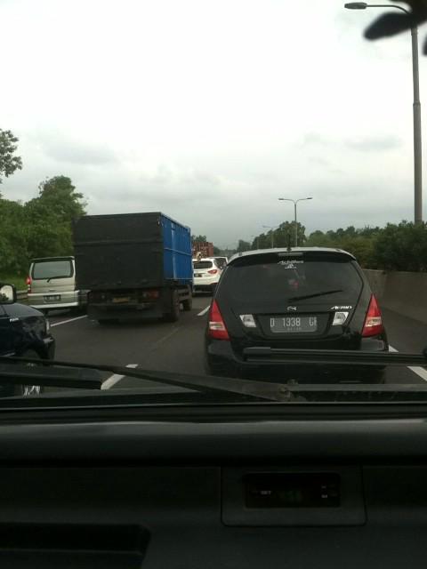 17.18: Imbas mobil box terguling di KM 70, lalin macet Tol Purbaleunyi KM 69 arah Bandung. via <a href="/annisa_ntksmh/">Annisa Novitasary</a>