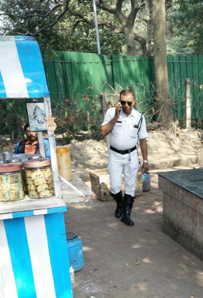 Kolkata traffic police got swag!! http://t.co/jBOQHojrHc