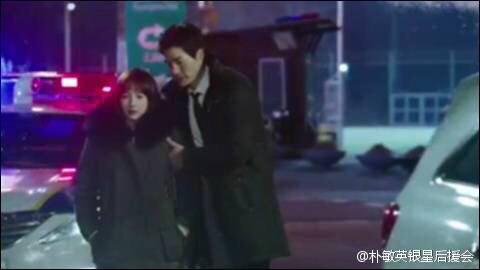 rAcHeLpaRk26's tweet photo. Will MH & YS think that JH has something to do with the cop? 😩😩😩 #healer #episode17 #ChaeYoungShin #MoonHo #Jungho http://t.co/NeY7kCIlq2