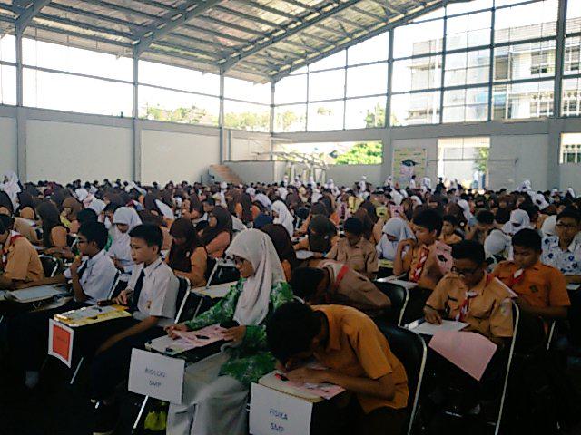 smapsic10jr6's tweet photo. Ujian buat smp sederajat sudah dimulai. Ayo jangan pada curang ya dan selalu semangat ! #SMAPSiCFEVER http://t.co/Acx3hw00F2