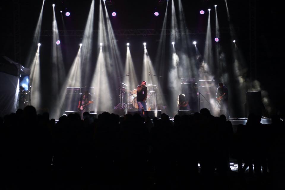 faot2020's tweet photo. #MomentosFAOT La Perra Vida en el escenario #ÁlamosRocks del #FAOT2015 @juancasanova_ @ISCsonora @ISCRadio http://t.co/T1SLWfgZhQ