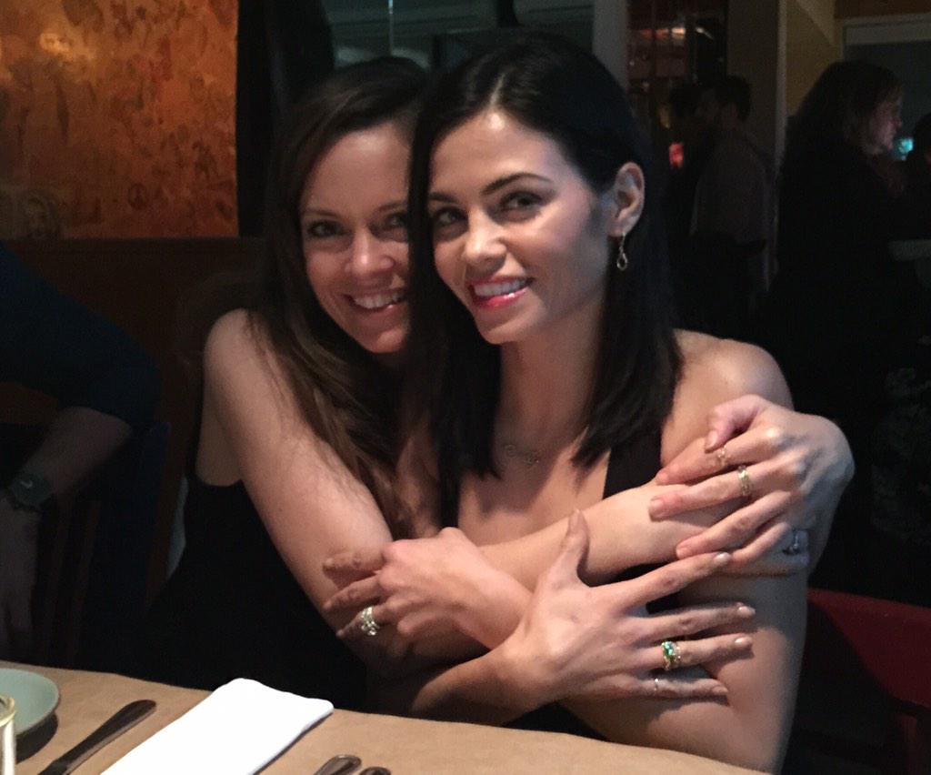 RichardHatem's tweet photo. Dinner with these beauties (and some others, too...) #WitchesReunion @rachelboston @jennaldewan http://t.co/1w4W1xUDJJ