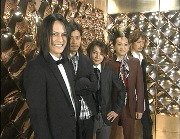 sakurai_clock's tweet photo. 櫻井敦司とゆかいな仲間たちが午前7時をお知らせいたします。 https://t.co/bX4j85rkvM