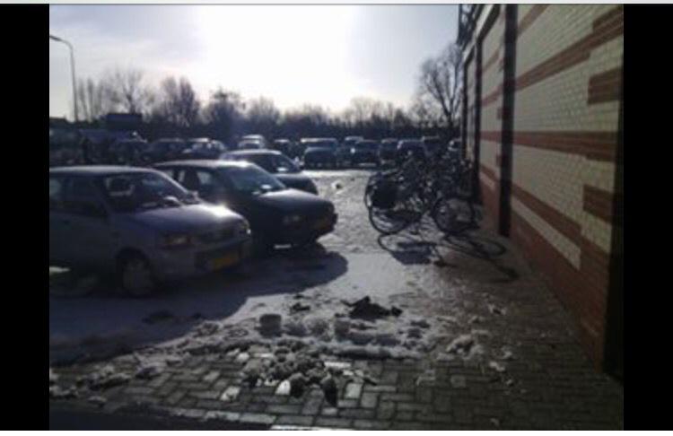 MarkCobussen's tweet photo. Let op!!!! Parkeren in de vakken.....ook tijdens zaterdagmarkt. Vanaf volgende week wordt er bekeurd @zaterdagmarkt http://t.co/yt7oX495ZL