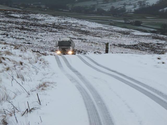 HighFarndale's tweet photo. Milk tanker stuck on the climb out of Farndale, it's a #teamdairy emergency..!
#northyorkmoors #BlakeyBank #shovels http://t.co/T3Sa46Ex6p
