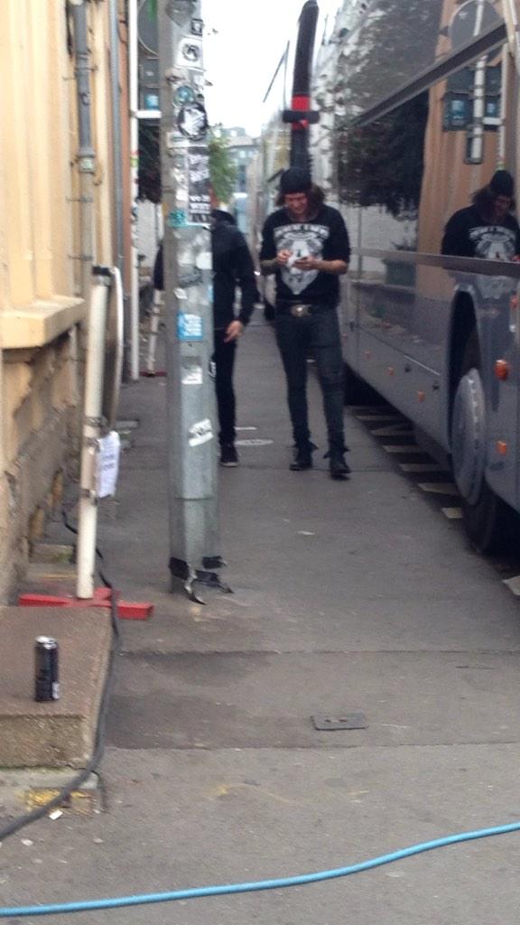 Fucker pretend that do something serious. "Grace .. Wait here, I go there and I'll be back, but you wait here!"