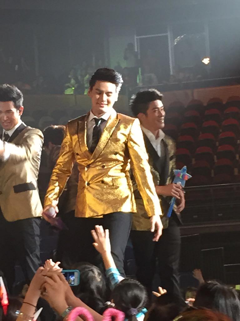 HunzOnTour's tweet photo. @Hunz_IPH #หล่อมากมากคอนเสิร์ต #หล่อมากๆคอนเสิร์ต #Hunz http://t.co/0ynV7NhKI4