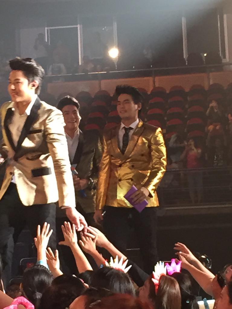 HunzOnTour's tweet photo. @Hunz_IPH #หล่อมากมากคอนเสิร์ต #หล่อมากๆคอนเสิร์ต #Hunz http://t.co/0ynV7NhKI4