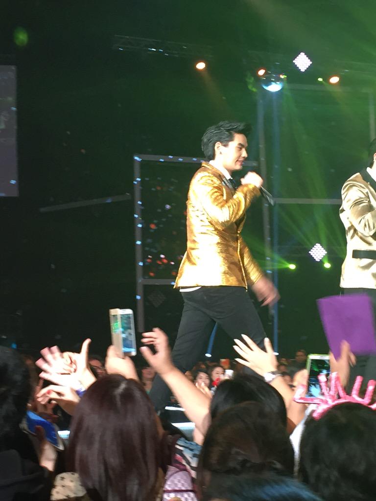 HunzOnTour's tweet photo. @Hunz_IPH #หล่อมากๆคอนเสิร์ต http://t.co/x2TJTCr523