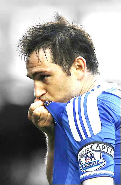 KABAR_CHELSEA's tweet photo. Lampard pernah cium badge nya http://t.co/OyXmI68XiX? #KTBFFH http://t.co/R0irIyI5Uo