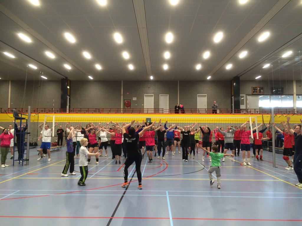 Start gemeentelijk volleybaltoernooi met een warming up #gvt2015.