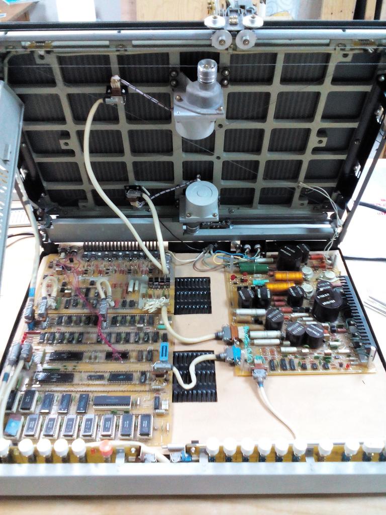 HackNsk's tweet image. Немного археологии: пытаемся оживить УВГИ-1. Найдена неисправная микросхема, будем менять.