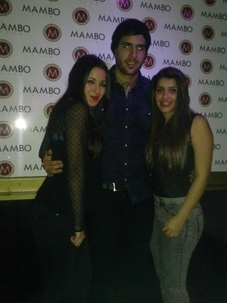 saaragon18's tweet photo. Esperando horas con los pies destrozados por hablar con el yla footo no tiene precio.EL MEJOR SIN.DUDA @Avatar_myhyv http://t.co/4sLCsyknj0
