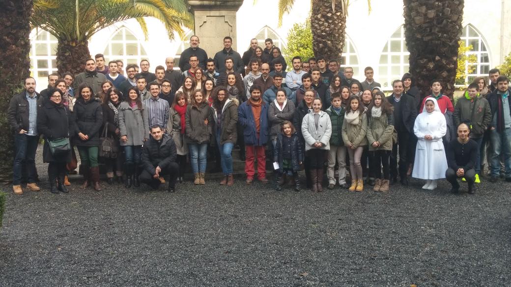 CoraXeOu's tweet photo. Algunos de nuestros jóvenes estan disfrutan en el @SeminarioOurens del Retiro a través de la música http://t.co/Kiit8uj0tR