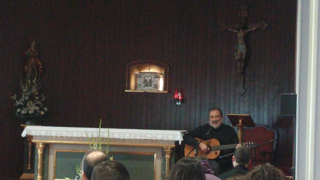 CoraXeOu's tweet photo. Algunos de nuestros jóvenes estan disfrutan en el @SeminarioOurens del Retiro a través de la música http://t.co/Kiit8uj0tR