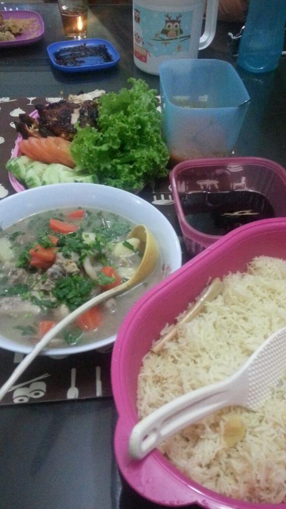 AzliSaid's tweet photo. baru makan nasi ayam.... @fatihahfathana  n @LizAzli http://t.co/mMlbDaxB2e