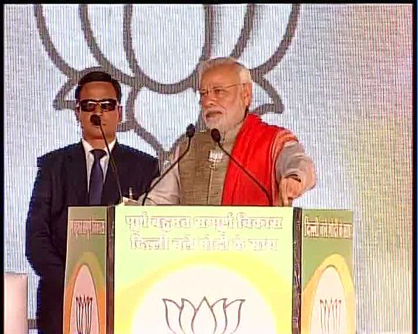 news24tvchannel's tweet photo. #DelhiPolls: #CBDGround PM @narendramodi:मैं चाहता हूूं,दिल्ली के लोगों को पक्के मकान मिले और जहां रहते हैं वहीं मिले http://t.co/oaqU8vueow