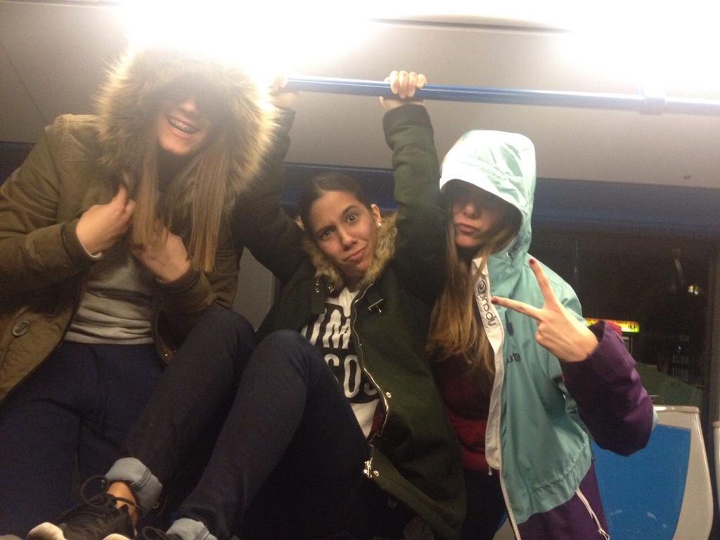 SariitaCobos's tweet photo. Los amigos son la familia que se escoge #Bus #Monillo #Tontacas http://t.co/pfupbFLMvi