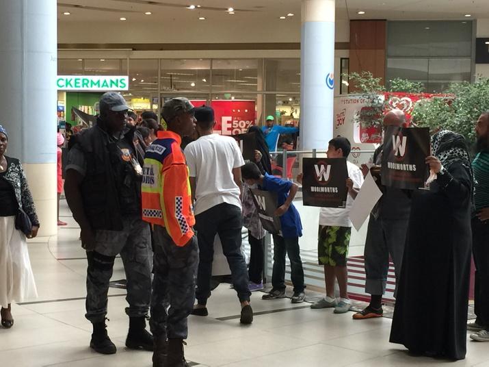 FaizelPatel143's tweet image. #WoolworthsBoycott at #TradeRoute in #Lenasia @radioislam