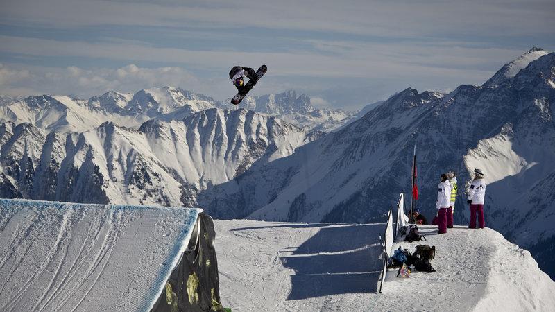 redbull's tweet image. We're LIVE from Laax. Watch the #beo15 men's slopestyle finals on @redbulltv: win.gs/1Cl8Ddo @RedBullSnow