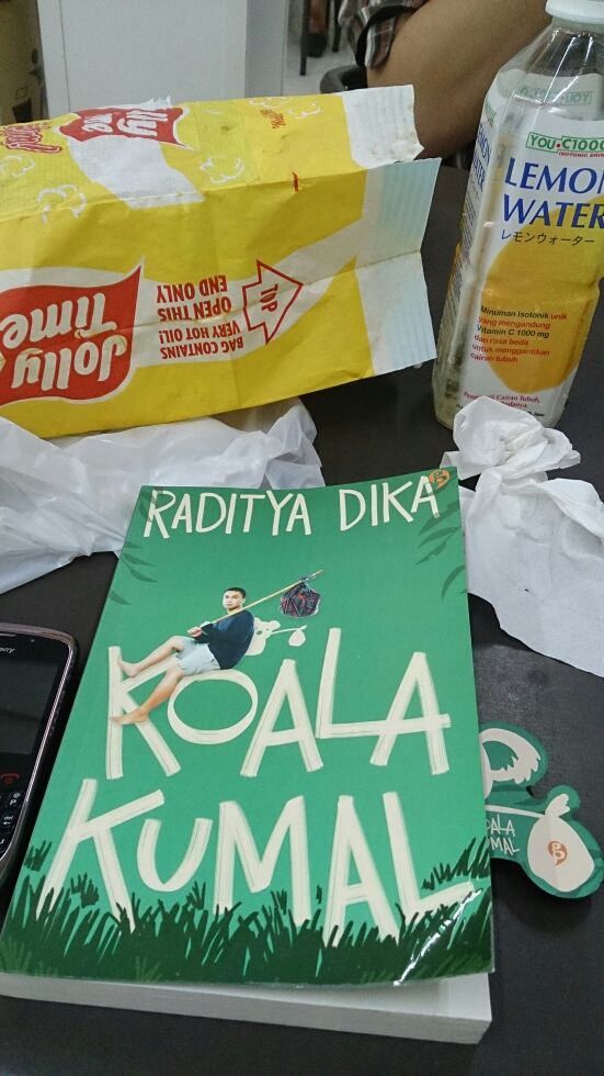 Having a good nongkrong time with <a href="/andryacam/">Andrya Adi Brata</a> sambil baca buku <a href="/radityadika/">raditya dika</a> ini, as fresh as usual :))