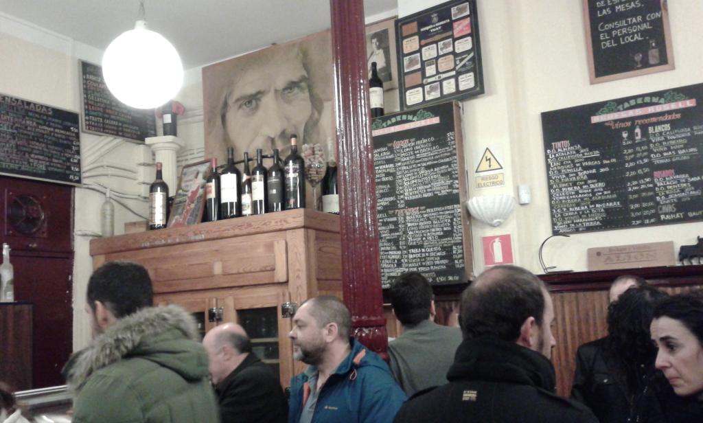 Camarón obsevaba desde las alturas el tapeo siempre rico de <a href="/BROSELL14/">Bodegas Rosell</a> Tondonia blanco x copas es bien