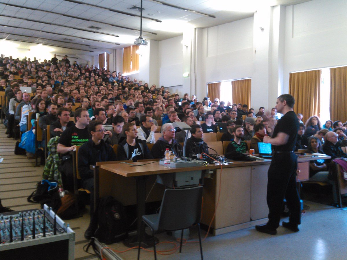 cybette's tweet image. Full house at @lbt_&apos;s talk on running real linux on your Android devices #FOSDEM15 #merproject #libhybris #SailfishOS