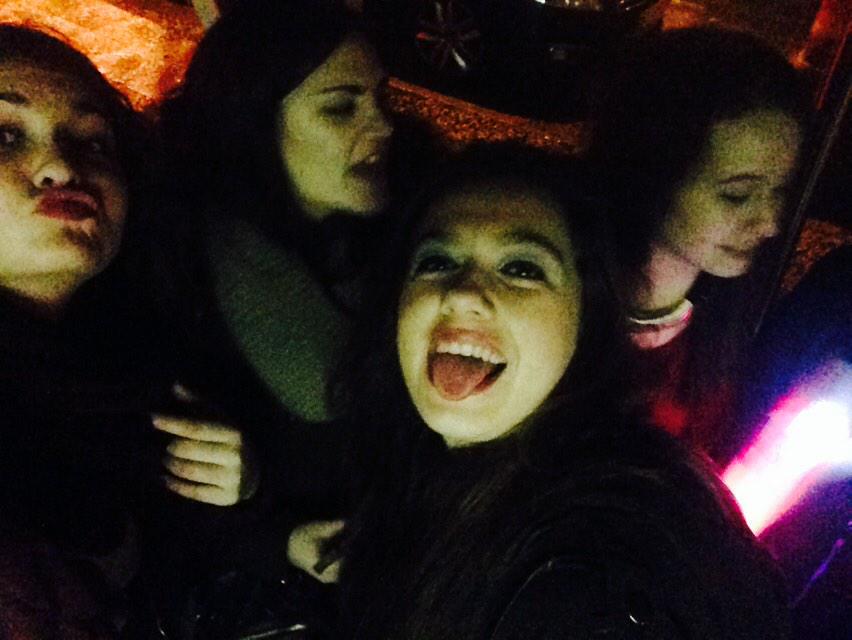 rolieta14's tweet photo. Buena noche con mis chicas❤️ http://t.co/qCvKXqPuVt