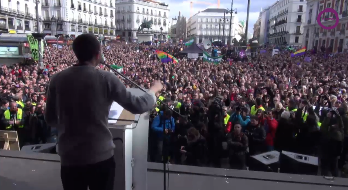eldiarioes's tweet photo. DIRECTO | Luis Alegre en Sol: "Esta foto va a salir en los libros de Historia" http://t.co/M94C4jPXUh #EsAhora31E http://t.co/89n5CDYeS1