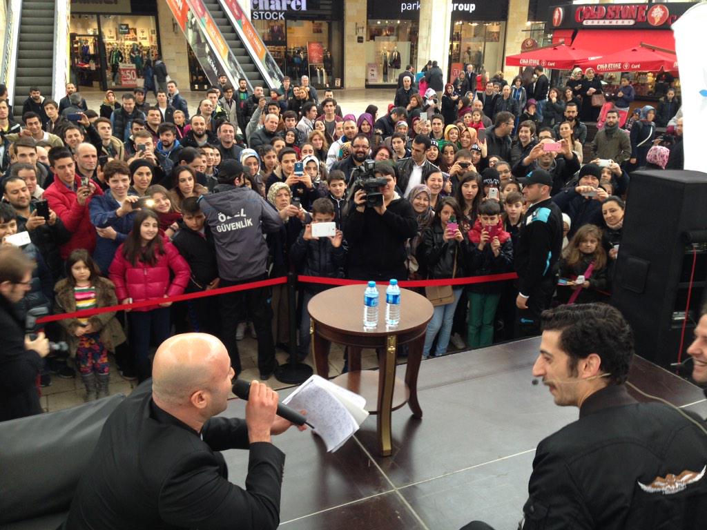 yapisikkardes's tweet image. İlker Ayrık ve Hakan Bulut @ViaPortOutlet te sevenleriyle 😉😉 @pervasiz @hkanbulut