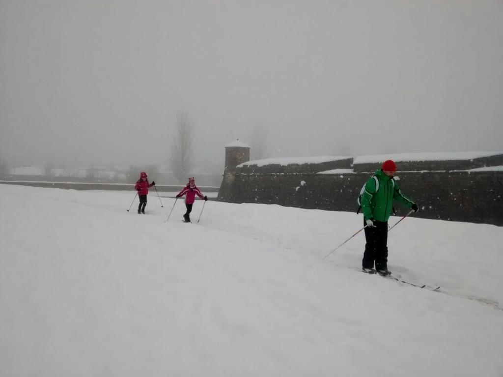 DisfrutaAragon_'s tweet photo. RT @DeportesTiempo: Esquiadores en la Ciudadela de #jaca. Tremenda nevada! http://t.co/CfVHvXApnb