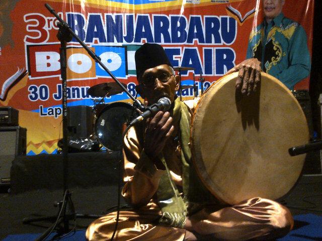 bjbbookfair's tweet photo. Lamut di panggung utama #BBF2015 http://t.co/HGJzLjqKSA