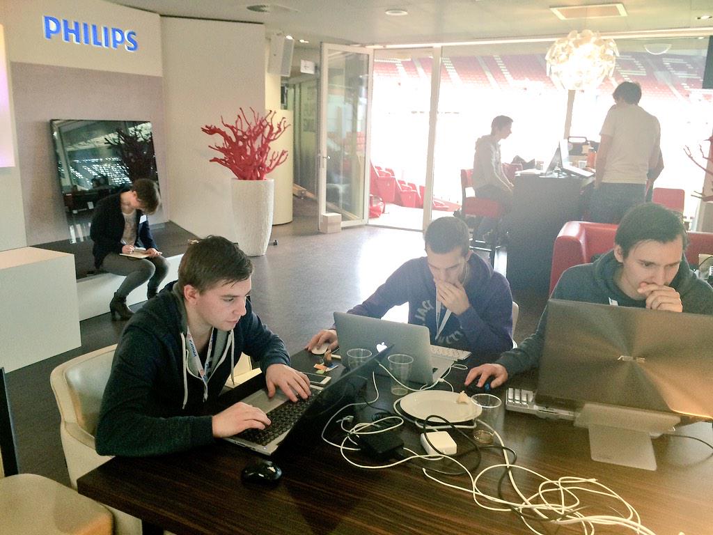 Een delegatie met developers van #DeMediaHub is vandaag aanwezig in het #Philips Stadion bij de #HueHackathon.