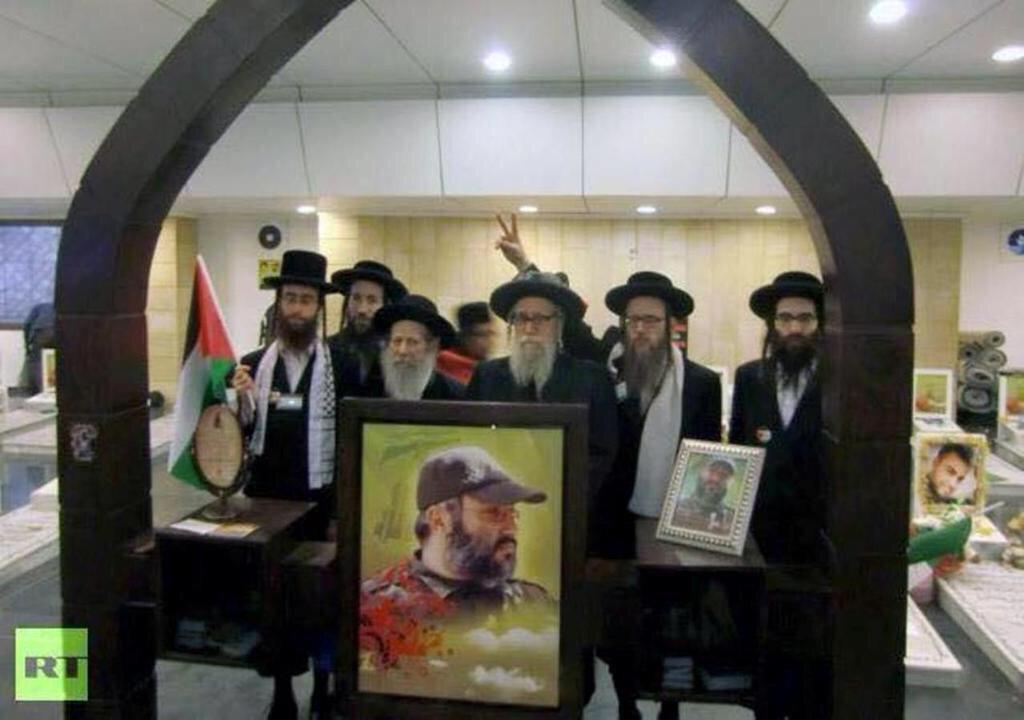 zainab_h24's tweet image. Jews in the tomb of senior #Hezbollah fighter #ImadMughniyeh in #Lebanon.