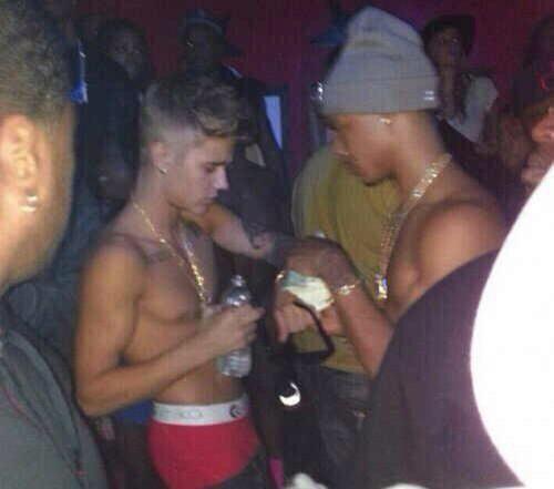 NewEra_Trends's tweet image. The Top 10 Party Colleges In The Country! Justin and Selena Have Partied at #3👉 bit.ly/1KfY4Yz