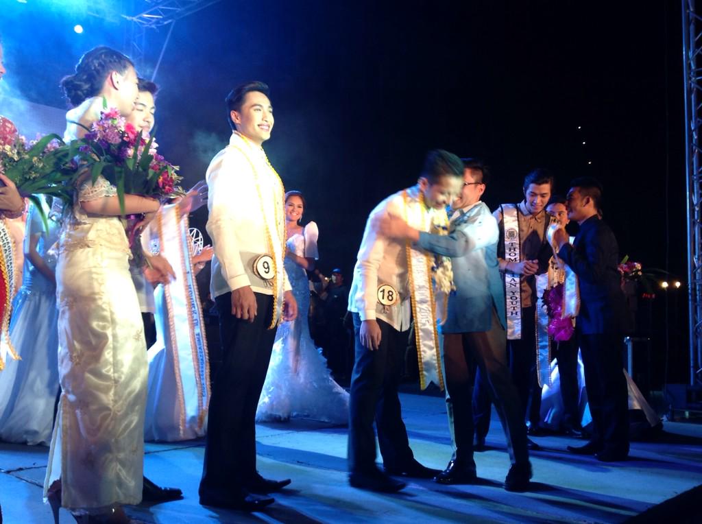 ustbecarios's tweet photo. Tunay nga namang naisabuhay ni @speechTerePi ang pagiging #BayaniSkolar Mabuhay ka, Terence! 😁👏 #RSAA #KaBeST http://t.co/6mM3EUpTk4