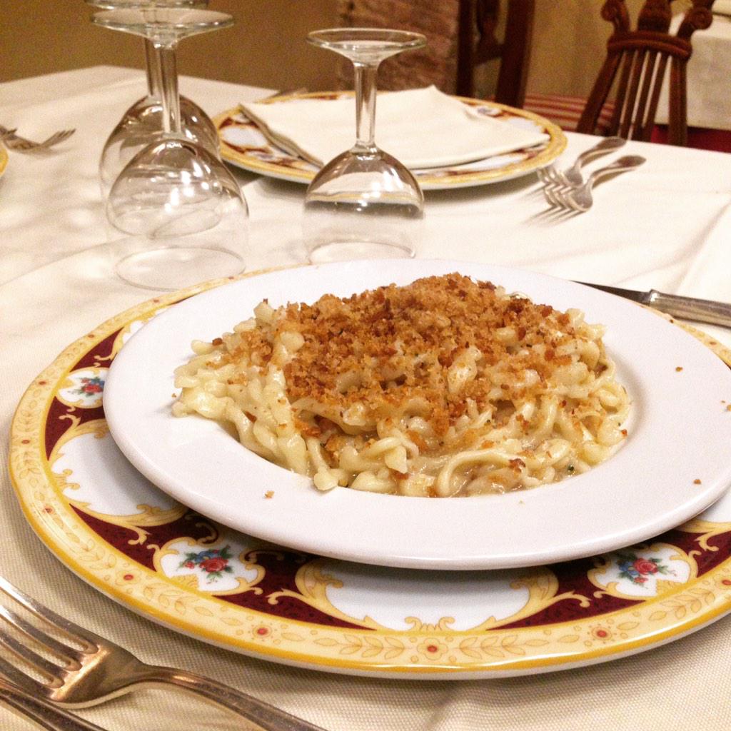 RestChiostro's tweet photo. I pici sono sempre i pici, ma alle briciole.... 😋 #ristorante #wine #winebar #sarteano #tuscany http://t.co/BEwCQBHnsi