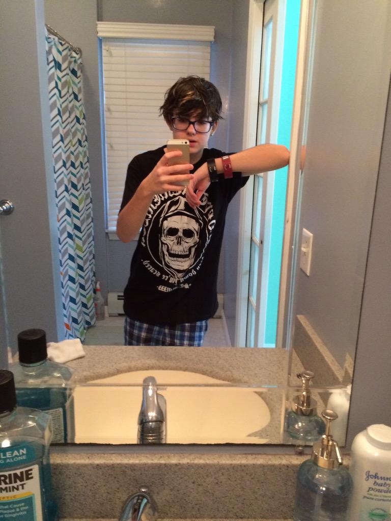 slick0501's tweet image. Another one #Selfie #NoPhoneCase