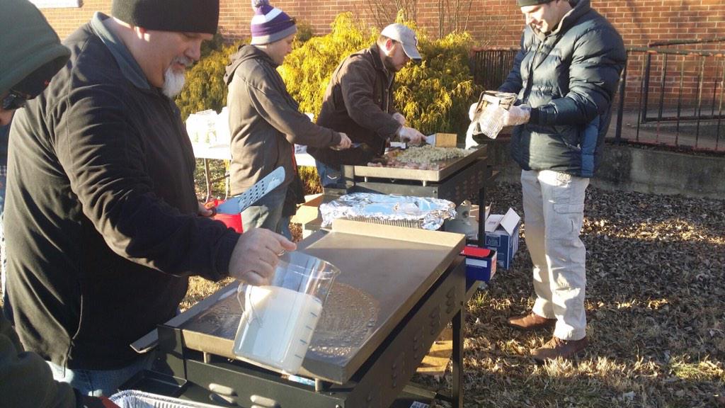 Great time serving those in crisis this morning w/ our men's prayer group @TheSummitOR #pancakes #potatoes #bacon
