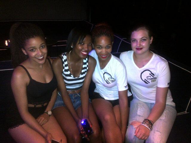temsie_m's tweet photo. Last night before things got crazy #Work #StYves #Zipho #Dez #Michaela http://t.co/1u21hkoVXz